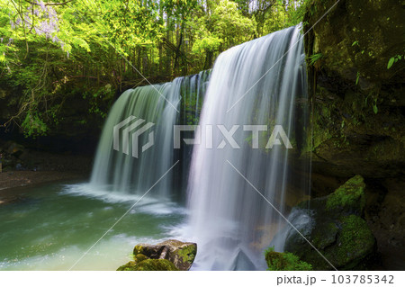 【熊本県】阿蘇小国町 新緑が鮮やかな鍋ヶ滝 【熊本県】阿蘇小国町 新緑が鮮やかな鍋ヶ滝 103785342