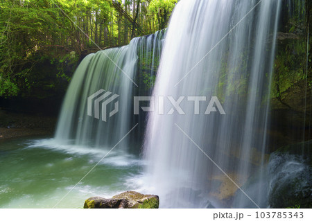 【熊本県】阿蘇小国町 新緑が鮮やかな鍋ヶ滝 【熊本県】阿蘇小国町 新緑が鮮やかな鍋ヶ滝 103785343