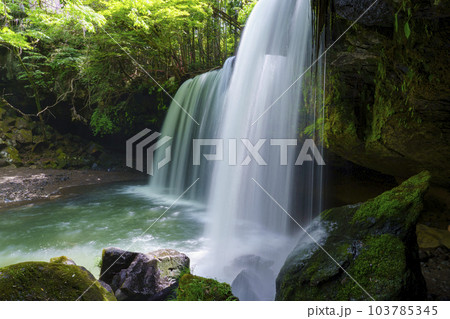 【熊本県】阿蘇小国町 新緑が鮮やかな鍋ヶ滝 【熊本県】阿蘇小国町 新緑が鮮やかな鍋ヶ滝 103785345