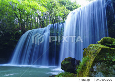 【熊本県】阿蘇小国町 新緑が鮮やかな鍋ヶ滝 【熊本県】阿蘇小国町 新緑が鮮やかな鍋ヶ滝 103785355