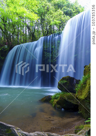 【熊本県】阿蘇小国町 新緑が鮮やかな鍋ヶ滝 【熊本県】阿蘇小国町 新緑が鮮やかな鍋ヶ滝 103785356