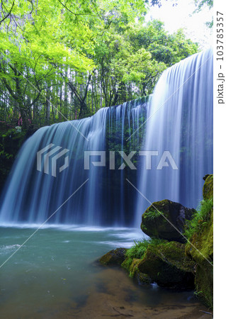 【熊本県】阿蘇小国町 新緑が鮮やかな鍋ヶ滝 103785357