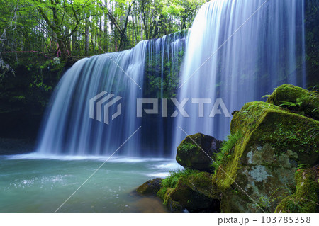 【熊本県】阿蘇小国町 新緑が鮮やかな鍋ヶ滝 【熊本県】阿蘇小国町 新緑が鮮やかな鍋ヶ滝 103785358