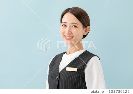 制服の女性　ビジネス 103786123