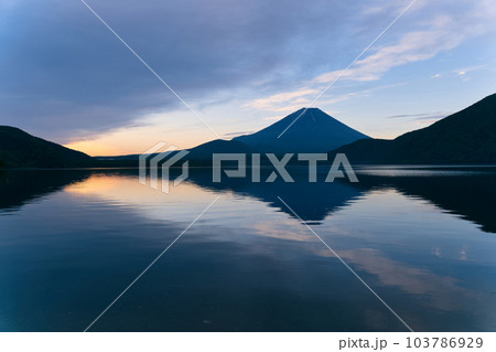 本栖湖と富士山の朝焼け 本栖湖と富士山の朝焼け 103786929