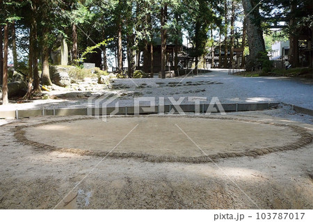 諏訪大社上社本宮の土俵／長野県諏訪市 103787017