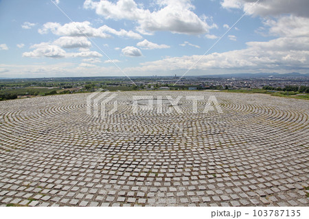 北海道札幌市「モエレ沼公園」「モエレ山」の山頂 103787135