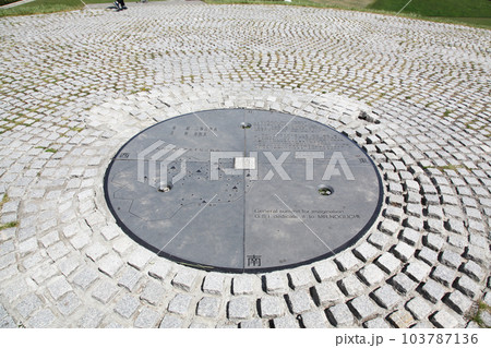 北海道札幌市「モエレ沼公園」「モエレ山」の山頂 103787136