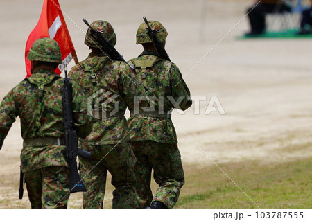 基地を護衛する自衛隊 103787555