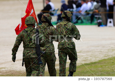 基地を護衛する自衛隊 103787560