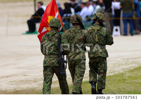 基地を護衛する自衛隊 103787561