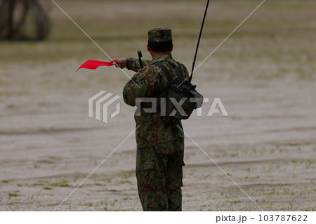無線機で通信する自衛官 103787622