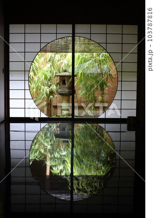 鎌倉の恵観山荘の円窓とそのリフレクション 鎌倉の恵観山荘の円窓とそのリフレクション 103787816
