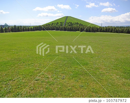 北海道札幌市「モエレ沼公園」「モエレ山」 103787972