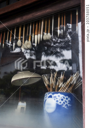 筆屋の店先 103788051