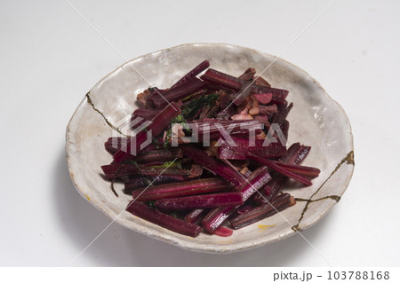 ビーツの茎の炒め物 103788168