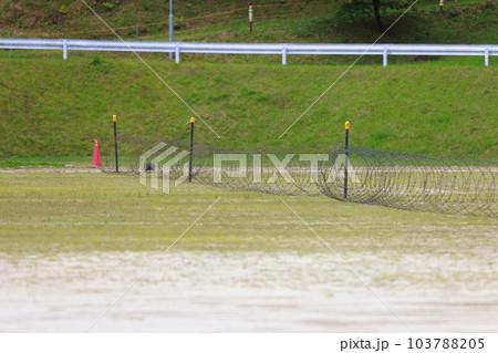 自衛隊の有刺鉄線　軍事 103788205