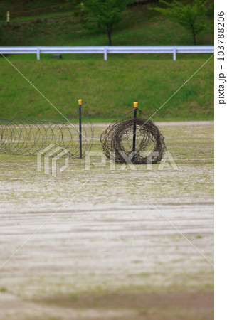 自衛隊の有刺鉄線　軍事 103788206
