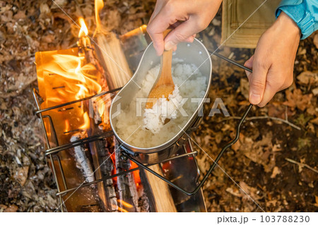アウトドア。はんごうでごはん　rice cooker for outdoor and camping 103788230
