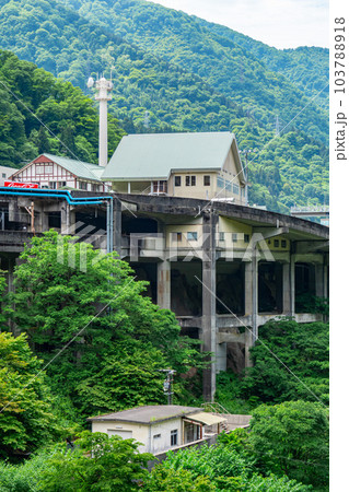 新緑が映える宇奈月駅 103788918