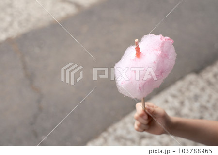 縁日でわたがしを食べる子どもの手 縁日でわたがしを食べる子どもの手 103788965