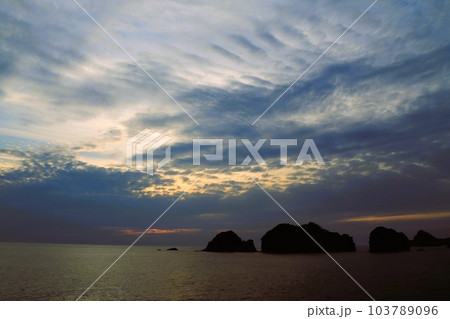 西伊豆町沢田から見た夕陽 西伊豆町沢田から見た夕陽 103789096