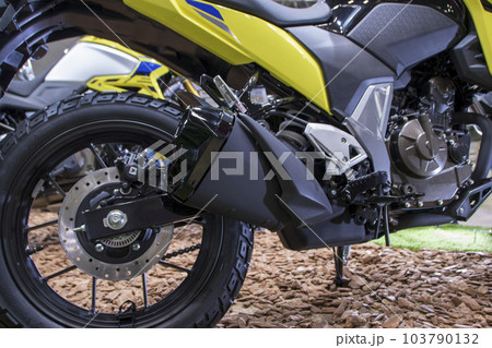 オフロード矮躯の車体側面のマフラー 103790132