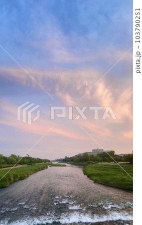 京都　賀茂大橋からの夕景 103790251