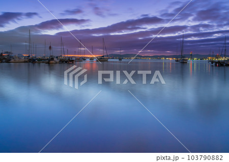 早朝の滋賀県大津市柳が崎ヨットハーバーを撮影したもの 早朝の滋賀県大津市柳が崎ヨットハーバーを撮影したもの 103790882