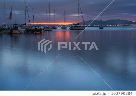 早朝の滋賀県大津市柳が崎ヨットハーバーを撮影したもの 103790884