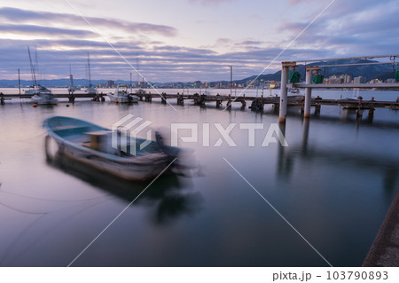 早朝の滋賀県大津市柳が崎ヨットハーバーを撮影したもの 早朝の滋賀県大津市柳が崎ヨットハーバーを撮影したもの 103790893