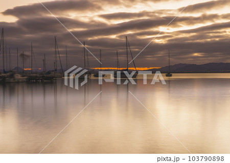 早朝の滋賀県大津市柳が崎ヨットハーバーを撮影したもの 早朝の滋賀県大津市柳が崎ヨットハーバーを撮影したもの 103790898