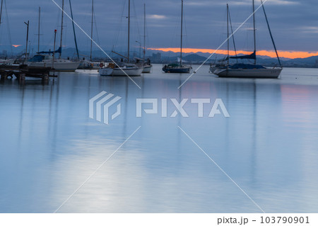 早朝の滋賀県大津市柳が崎ヨットハーバーを撮影したもの 早朝の滋賀県大津市柳が崎ヨットハーバーを撮影したもの 103790901