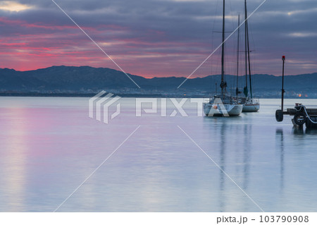 早朝の滋賀県大津市柳が崎ヨットハーバーを撮影したもの 103790908