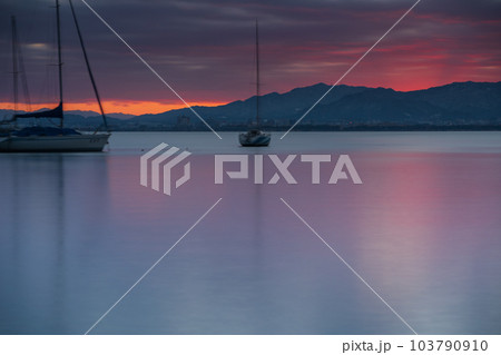 早朝の滋賀県大津市柳が崎ヨットハーバーを撮影したもの 早朝の滋賀県大津市柳が崎ヨットハーバーを撮影したもの 103790910