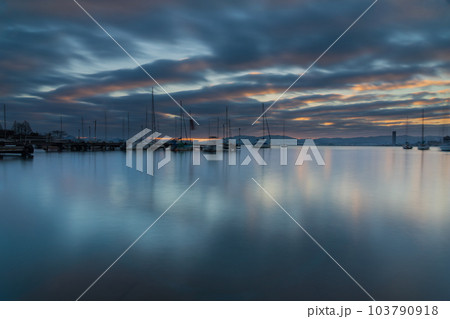 早朝の滋賀県大津市柳が崎ヨットハーバーを撮影したもの 早朝の滋賀県大津市柳が崎ヨットハーバーを撮影したもの 103790918