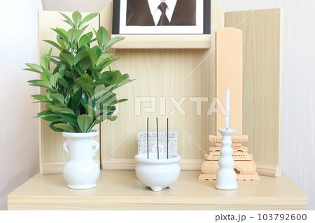 四十九日まで飾られる中陰壇 後飾り 葬儀のイメージ2 四十九日まで飾られる中陰壇 後飾り 葬儀のイメージ2 103792600