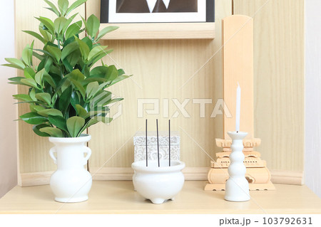 四十九日まで飾られる葬儀祭壇 中陰壇 お葬式のイメージ 四十九日まで飾られる葬儀祭壇 中陰壇 お葬式のイメージ 103792631