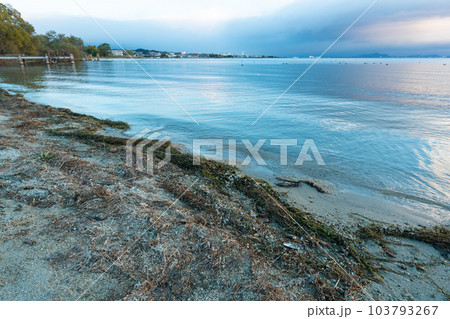 早朝の滋賀県大津市坂本城址公園か湖東の早朝風景 早朝の滋賀県大津市坂本城址公園か湖東の早朝風景 103793267