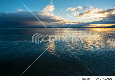 早朝の滋賀県大津市坂本城址公園か湖東の早朝風景 103793269