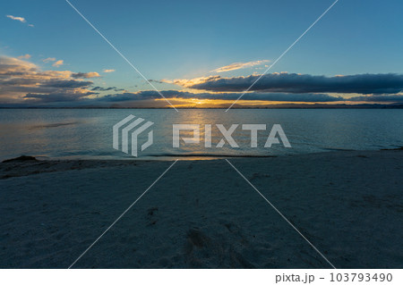 早朝の滋賀県大津市坂本城址公園か湖東の早朝風景 103793490