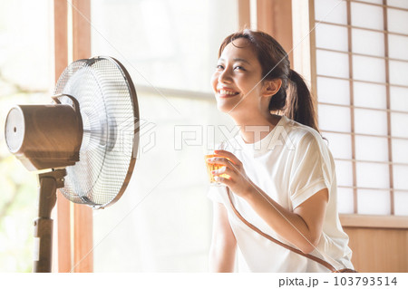 麦茶を飲む女性 麦茶を飲む女性 103793514