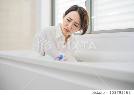 お風呂の浴槽を洗う若い女性 ライフスタイルイメージ お風呂の浴槽を洗う若い女性 ライフスタイルイメージ 103793568