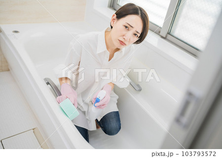 お風呂の浴槽を洗う若い女性 ライフスタイルイメージ お風呂の浴槽を洗う若い女性 ライフスタイルイメージ 103793572