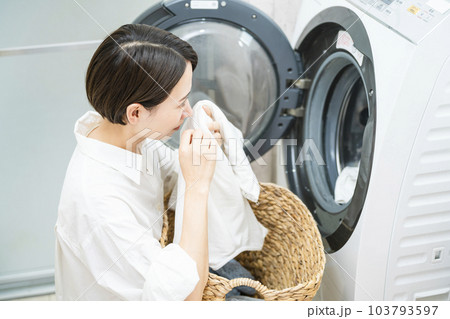 洗濯をする若い女性 ライフスタイルイメージ 洗濯をする若い女性 ライフスタイルイメージ 103793597