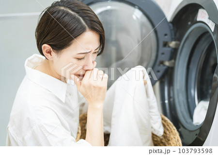 洗濯をする若い女性 ライフスタイルイメージ 洗濯をする若い女性 ライフスタイルイメージ 103793598