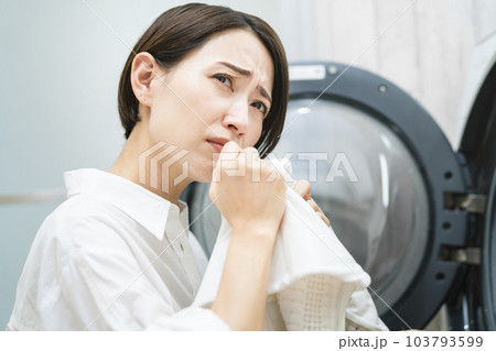 洗濯をする若い女性 ライフスタイルイメージ 洗濯をする若い女性 ライフスタイルイメージ 103793599