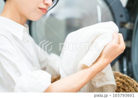 洗濯をする若い女性 ライフスタイルイメージ 洗濯をする若い女性 ライフスタイルイメージ 103793601