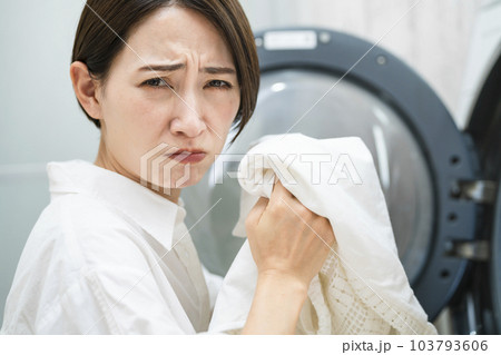 洗濯をする若い女性 ライフスタイルイメージ 洗濯をする若い女性 ライフスタイルイメージ 103793606
