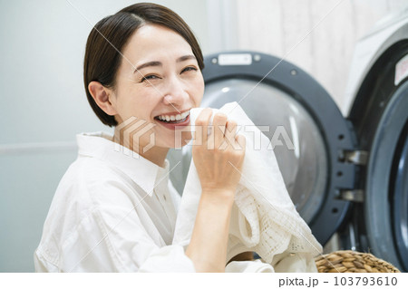 洗濯をする若い女性 ライフスタイルイメージ 洗濯をする若い女性 ライフスタイルイメージ 103793610